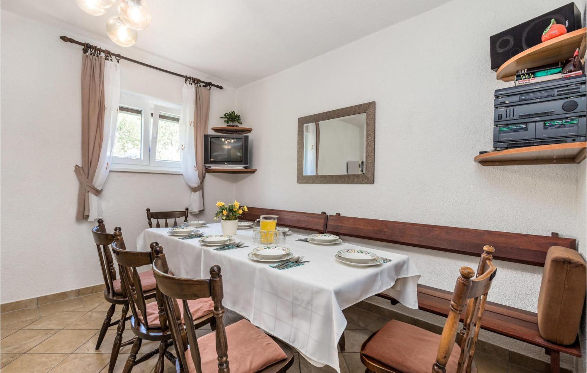 4 Bedroom Awesome Apartment In Sveti Juraj Luaran gambar
