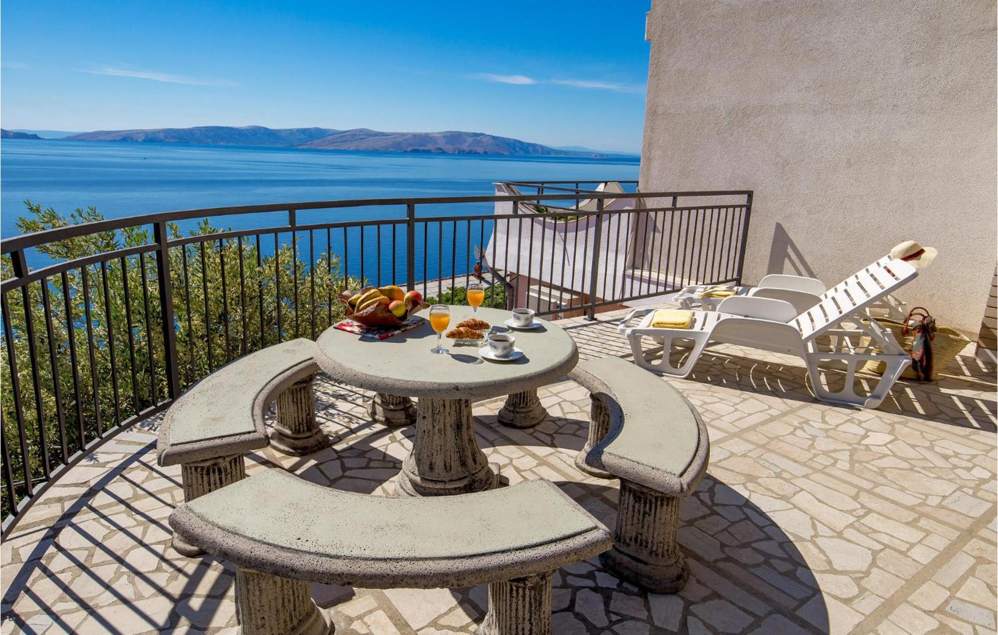 4 Bedroom Awesome Apartment In Sveti Juraj Luaran gambar