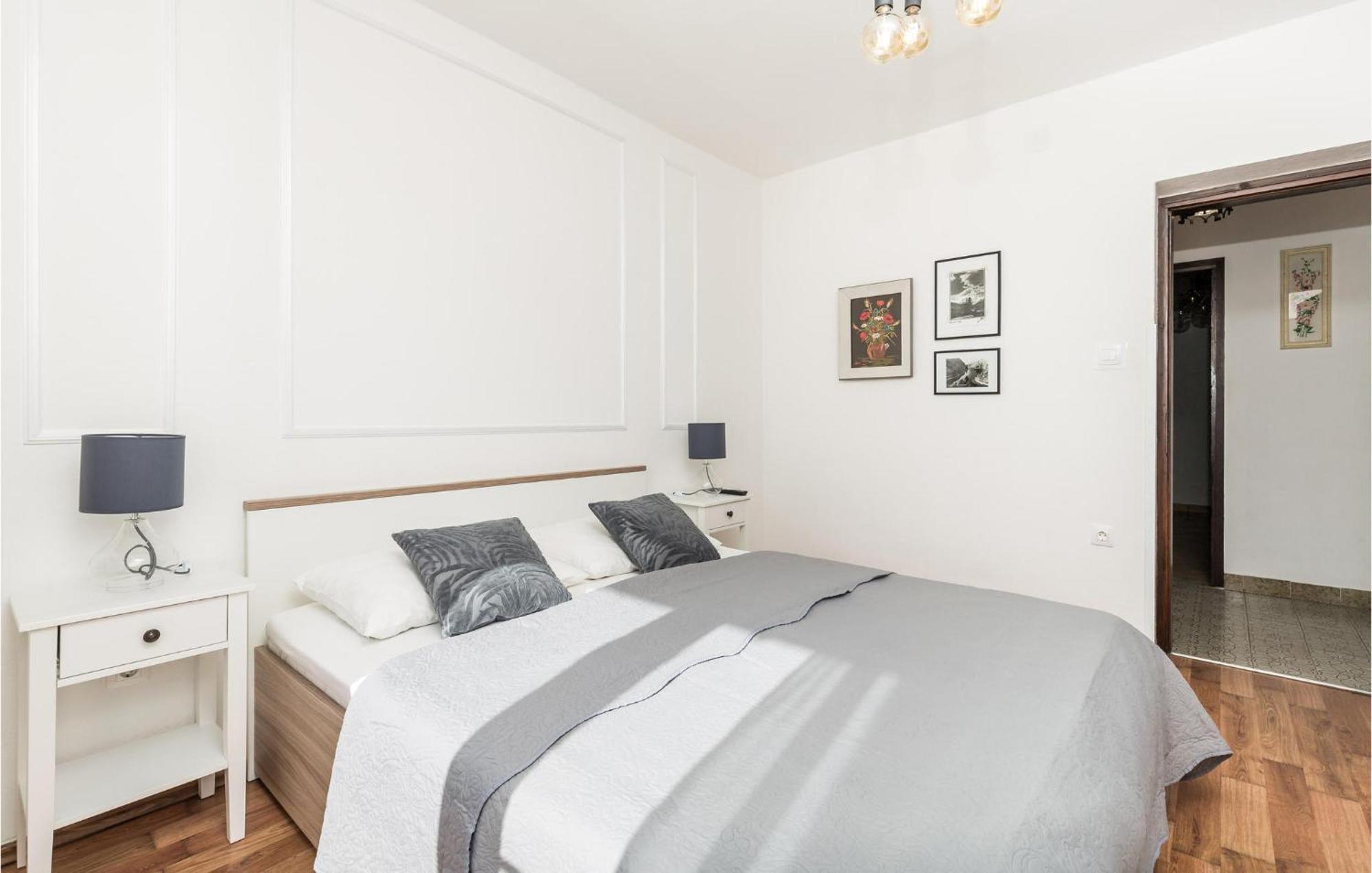 4 Bedroom Awesome Apartment In Sveti Juraj Luaran gambar