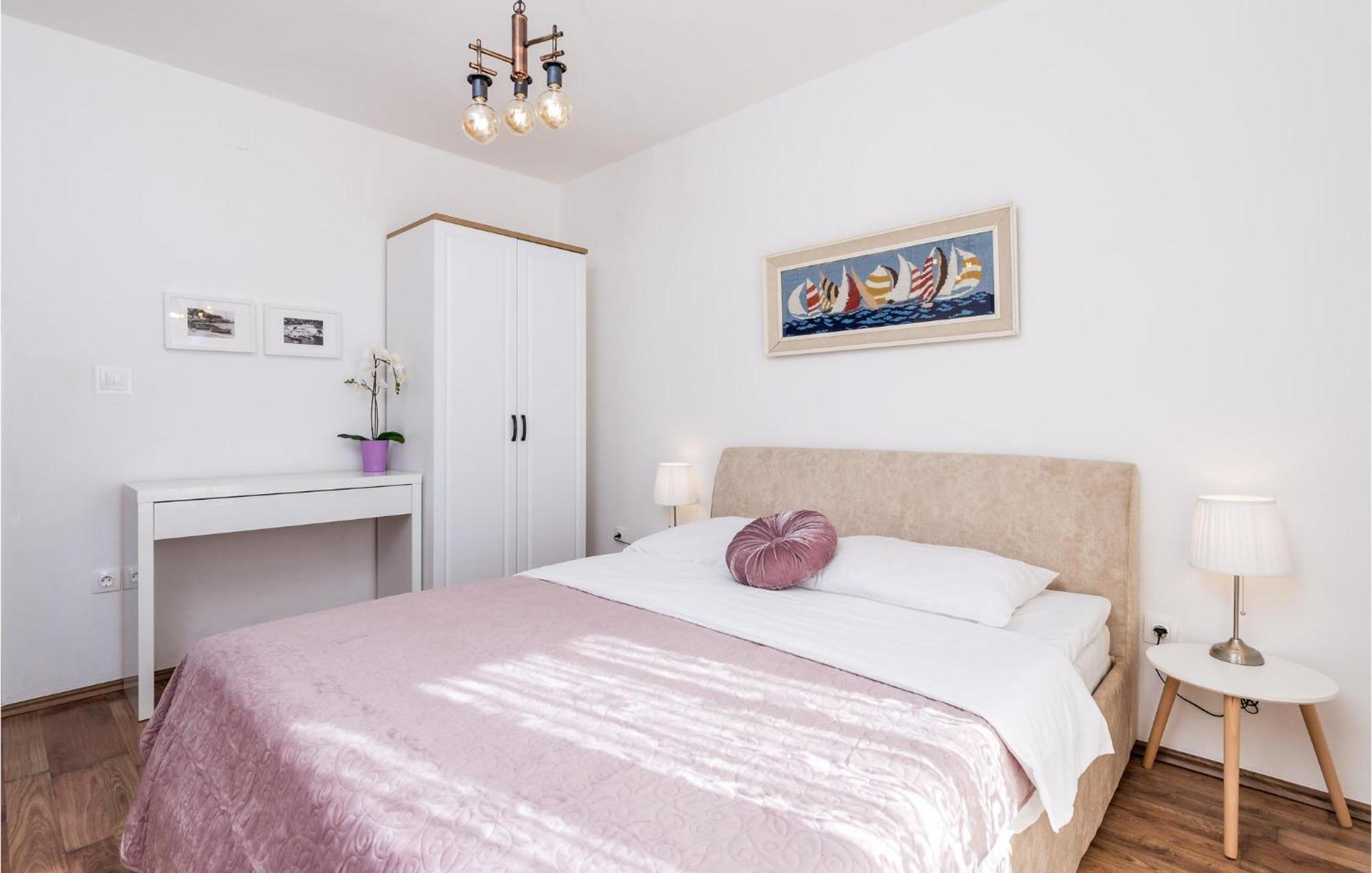 4 Bedroom Awesome Apartment In Sveti Juraj Luaran gambar