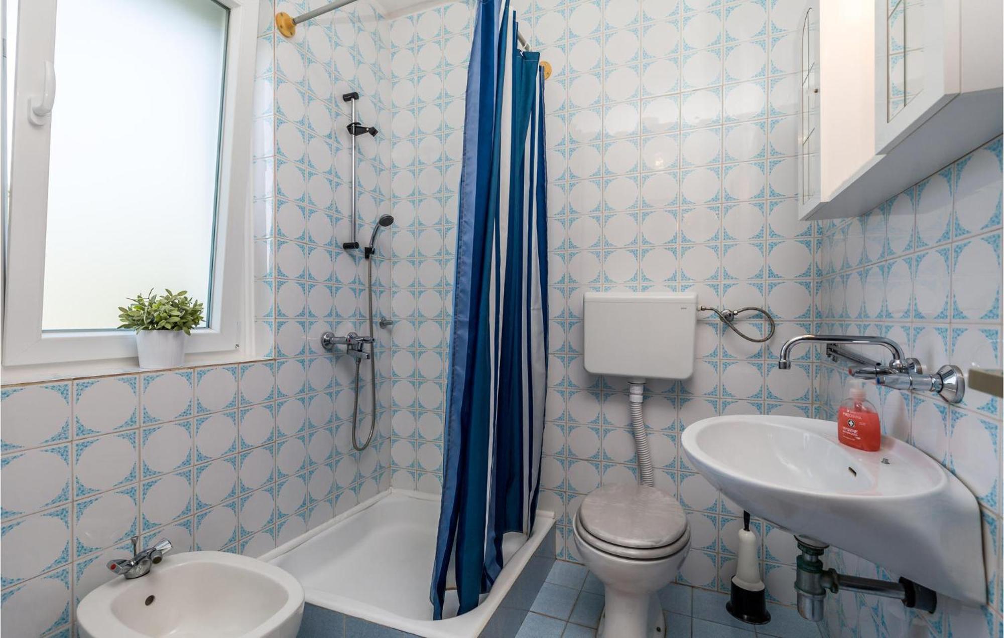4 Bedroom Awesome Apartment In Sveti Juraj Luaran gambar