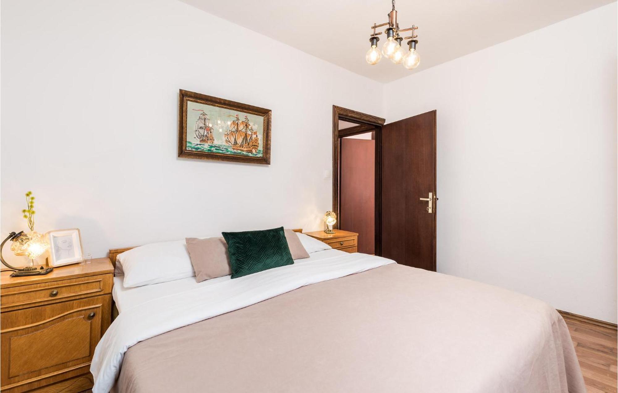 4 Bedroom Awesome Apartment In Sveti Juraj Luaran gambar